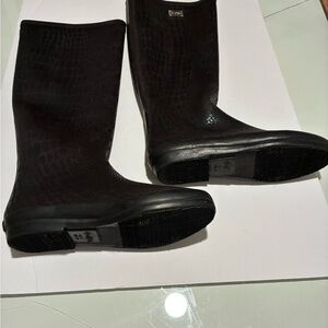 Dav tall rain boots
Animal print snake skin 
Size 9  EU 39 women’s